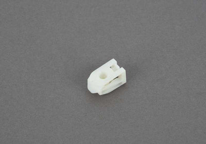 Tuerca con clip tipo C OEM 07149230671 para BMW F01, F01N, F02, F02N, F04. Pieza original BMW para fijaciones en capó delantero, molduras y embellecedores.