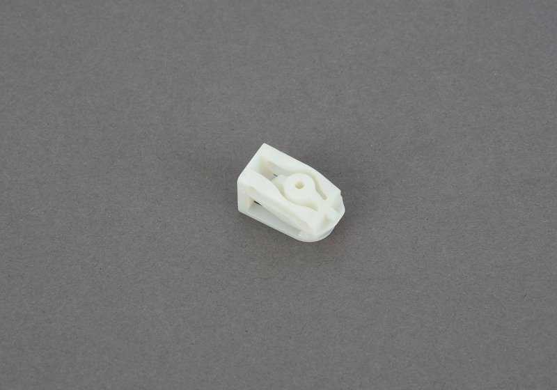 Tuerca con clip tipo C OEM 07149230671 para BMW F01, F01N, F02, F02N, F04. Pieza original BMW para fijaciones en capó delantero, molduras y embellecedores.