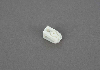 Tuerca con clip tipo C OEM 07149230671 para BMW F01, F01N, F02, F02N, F04. Pieza original BMW para fijaciones en capó delantero, molduras y embellecedores.