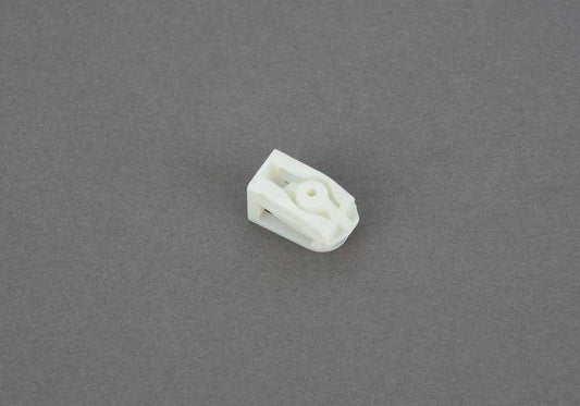 Tuerca con clip tipo C OEM 07149230671 para BMW F01, F01N, F02, F02N, F04. Pieza original BMW para fijaciones en capó delantero, molduras y embellecedores.