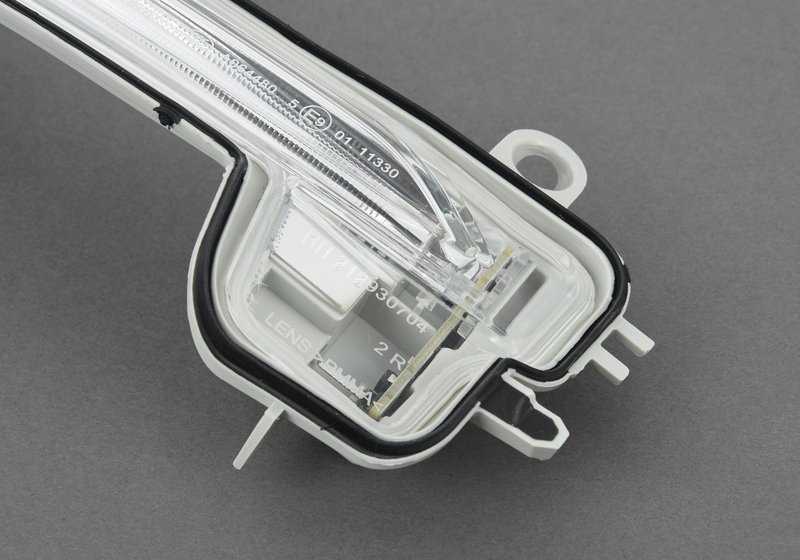 Intermitente adicional derecho para BMW F52, F45, F46, F48, F49 (OEM 63137377964). Original BMW.