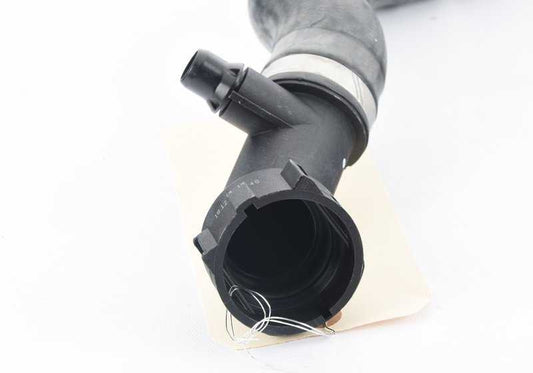 Tubo conector de refrigerante al termostato OEM 11537848370 para BMW X5 M F85 y X6 M F86. Original BMW.