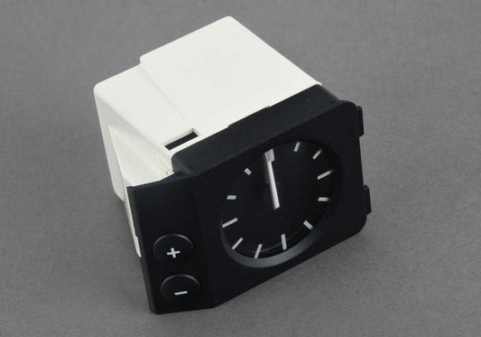 Reloj analógico de tablero OEM 62131387414 para BMW E36. Compatible con todos los modelos E36 (Sedán, Coupé, Touring, Compact, Cabrio, M3). Original BMW.