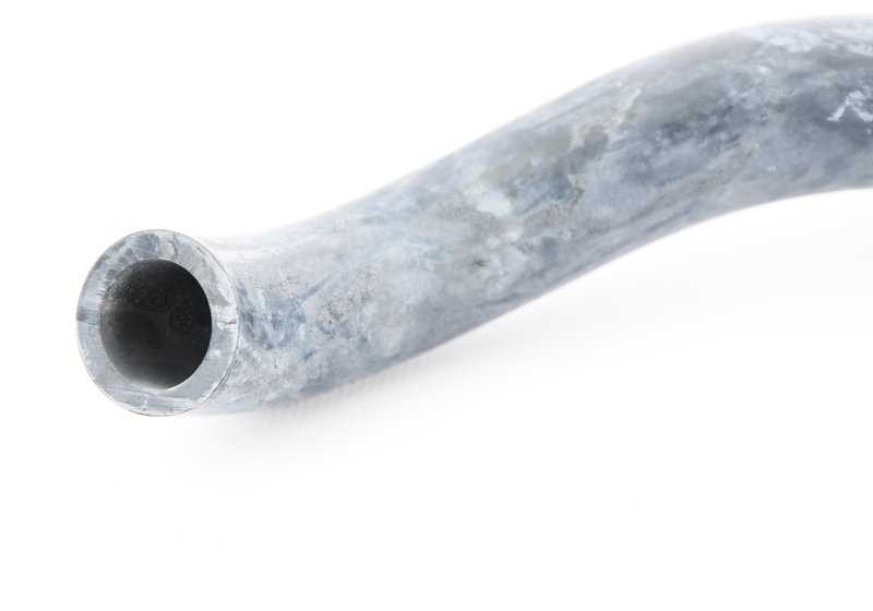 Tubo para varios modelos/series de BMW (OEM 11721261430). Original BMW.