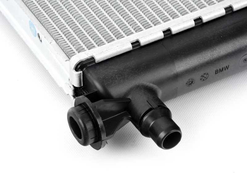 Radiatore del refrigerante OEM spostato 17117634565 per BMW F40, F44, F45, F46, F48, F39, F60. BMW originale.