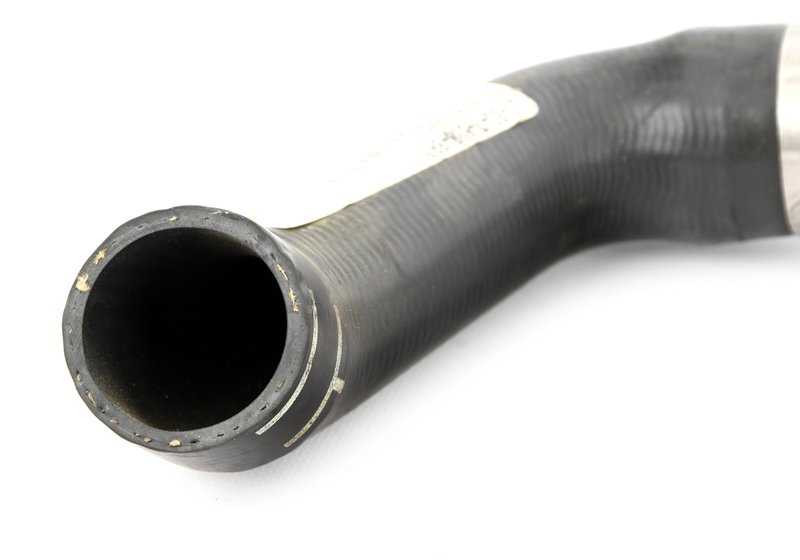 Tubo de refrigerante dirección bomba agua OEM 11537588880 para BMW E82,E88,E90. Conecta motor a bomba de agua. Original BMW.