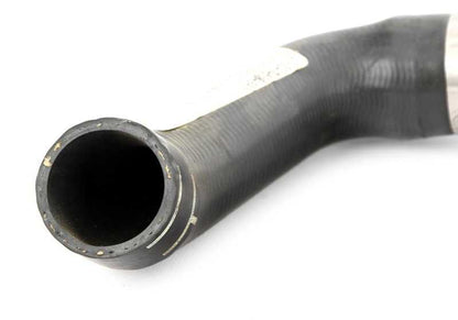 Tubo de refrigerante dirección bomba agua OEM 11537588880 para BMW E82,E88,E90. Conecta motor a bomba de agua. Original BMW.