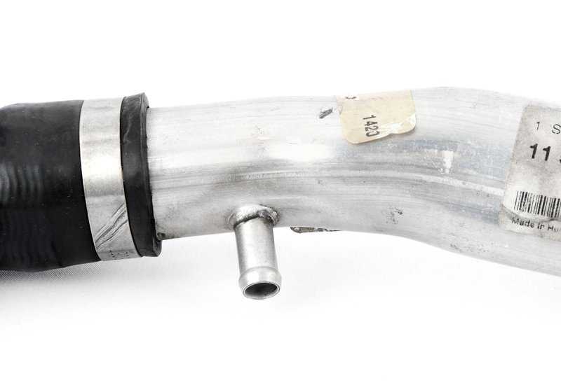 Tubo de refrigerante dirección bomba agua OEM 11537588880 para BMW E82,E88,E90. Conecta motor a bomba de agua. Original BMW.