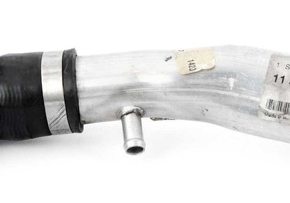 Tubo de refrigerante dirección bomba agua OEM 11537588880 para BMW E82,E88,E90. Conecta motor a bomba de agua. Original BMW.