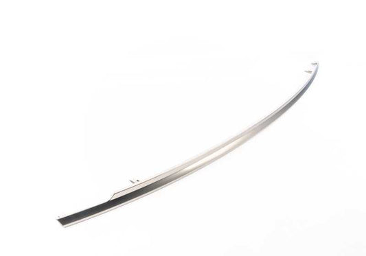 Moldura maletero gris Cerium OEM 51137467795 para BMW G12 M760Li xDrive. Compatible con modelos fabricados entre 2016 y 2019. Pieza original BMW.