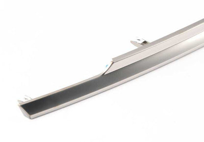 Moldura maletero gris Cerium OEM 51137467795 para BMW G12 M760Li xDrive. Compatible con modelos fabricados entre 2016 y 2019. Pieza original BMW.