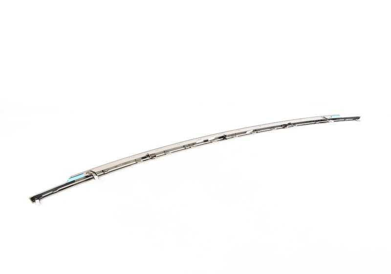 Moldura maletero gris Cerium OEM 51137467795 para BMW G12 M760Li xDrive. Compatible con modelos fabricados entre 2016 y 2019. Pieza original BMW.