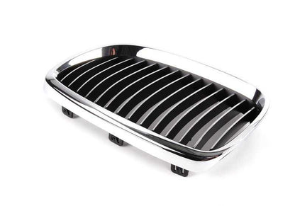 Rejilla decorativa cromada izquierda OEM 51137157277 para BMW E90, E92, E93 (incluye versiones M3). Original BMW.