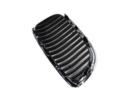 Rejilla decorativa cromada izquierda OEM 51137157277 para BMW E90, E92, E93 (incluye versiones M3). Original BMW.