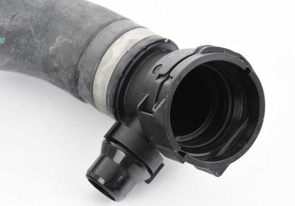 Manguera de refrigerante motor OEM 17128602665 para BMW G30, G11, G12, G15. Compatible con modelos M550i, 750i, 750Li, M850i xDrive. Original BMW.