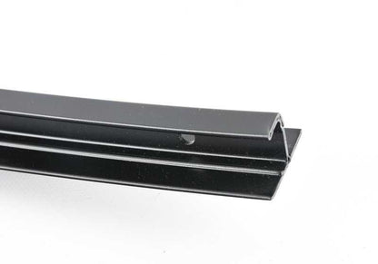 Moldura exterior guía de ventanilla derecha OEM 51347890438 para BMW E39. Original BMW.