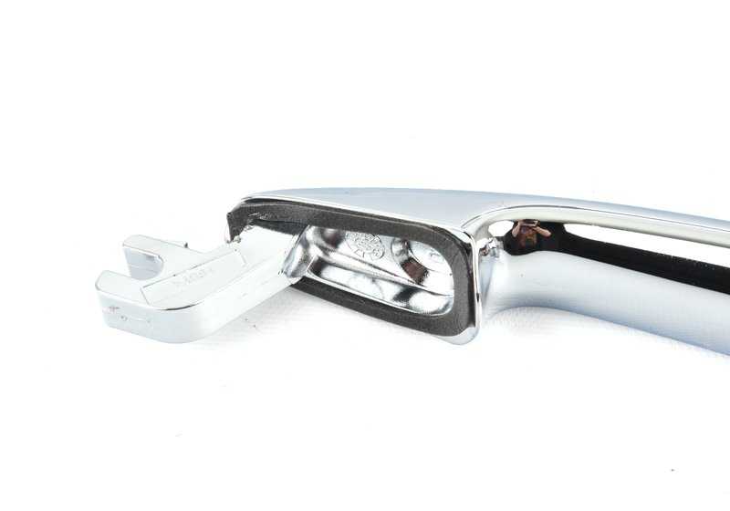 Manilla exterior cromada derecha OEM 51218229622 para BMW E46. Ideal para reemplazo en tirador de puerta. Compatible con modelos con Chrome Line Exterieur. Original BMW.