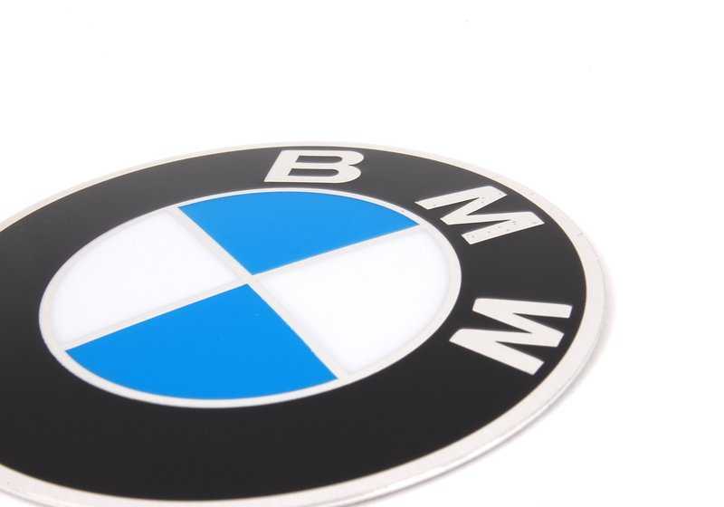 Emblema BMW adhesivo 64,5mm OEM 36136767550 para BMW E81, E82, E87, E88, F20, F21, F23, E36, E46, E90, E91, E92, E93, F30, F31, F32, F33, F36, E39, E60, E61, F07, F10, F11, E63, E64, F06, F12, F13, E38, E65, E66, F01, F02, F04, E84, E53, E70, E71, E7