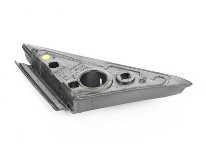 Junta de triángulo del retrovisor exterior izquierdo OEM 51338062243 para BMW F80, F82, F83. Original BMW.