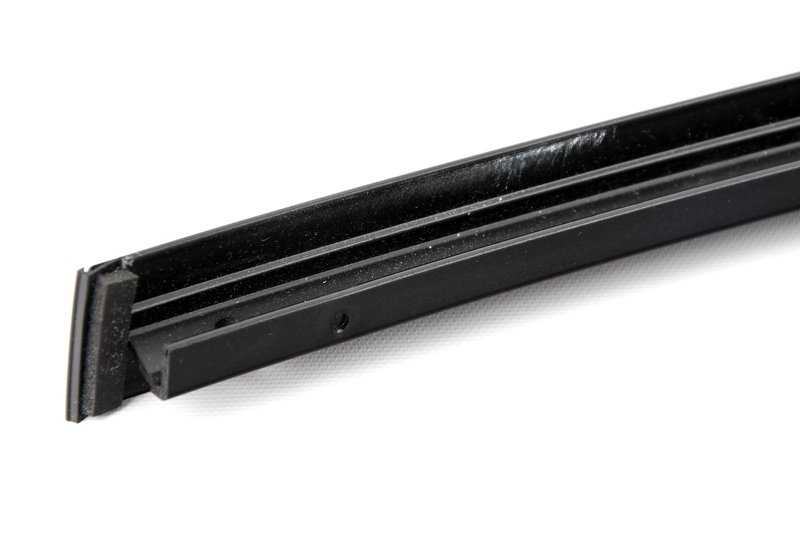 Bleiben Sie die linke externe Fensteranleitung für BMW E39 (OEM 51347890437). Original BMW.