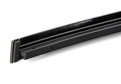 Bleiben Sie die linke externe Fensteranleitung für BMW E39 (OEM 51347890437). Original BMW.