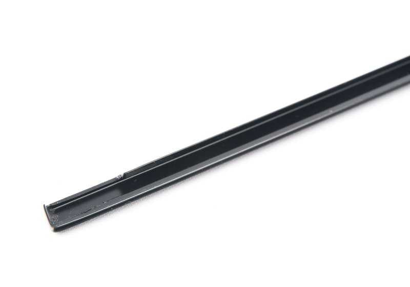 Moldura trasera izquierda negra brillante OEM 51362427437 para BMW E39 520d, 520i (todos los motores y variantes). Original BMW.