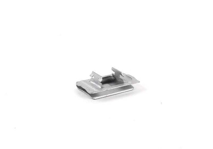 Clip sujeción OEM 51328164774 para BMW E39 y E38. Pieza original BMW usada en molduras exteriores y embellecedores. Ideal para fijación segura y restauraciones. Original BMW.