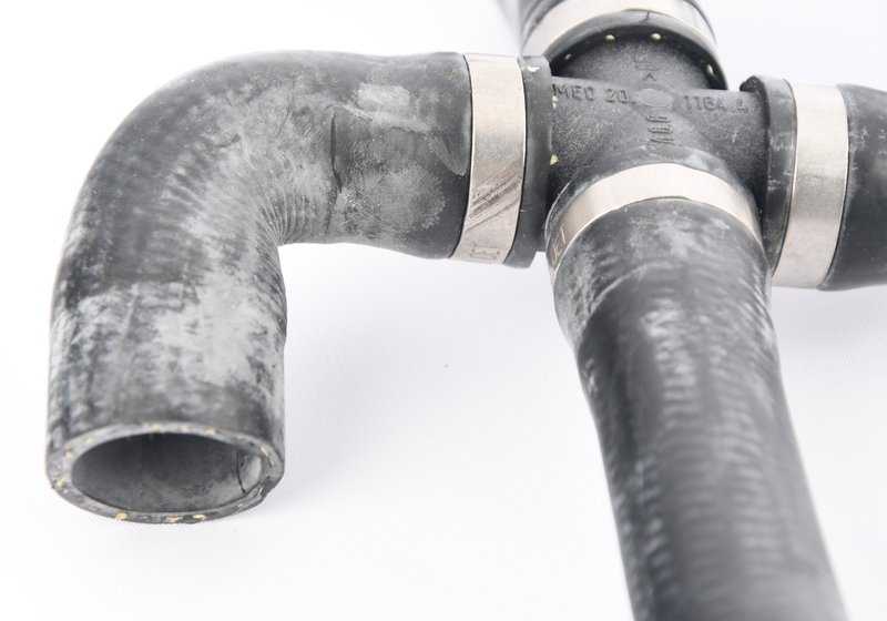 Manguera de retorno OEM 64218367932 para BMW E32 y E34. Pieza del sistema de refrigeración y calefacción. Original BMW.