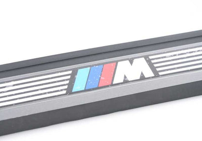 Embellecedor entrada puerta delantera derecha OEM 51472695662 para BMW E39 (todos los modelos compatibles). Original BMW.