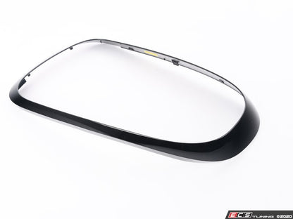 Anillo embellecedor izquierdo para piloto trasero negro brillo OEM 51712414989 para MINI Countryman F60 Cooper, Cooper ALL4… y más. Original MINI.