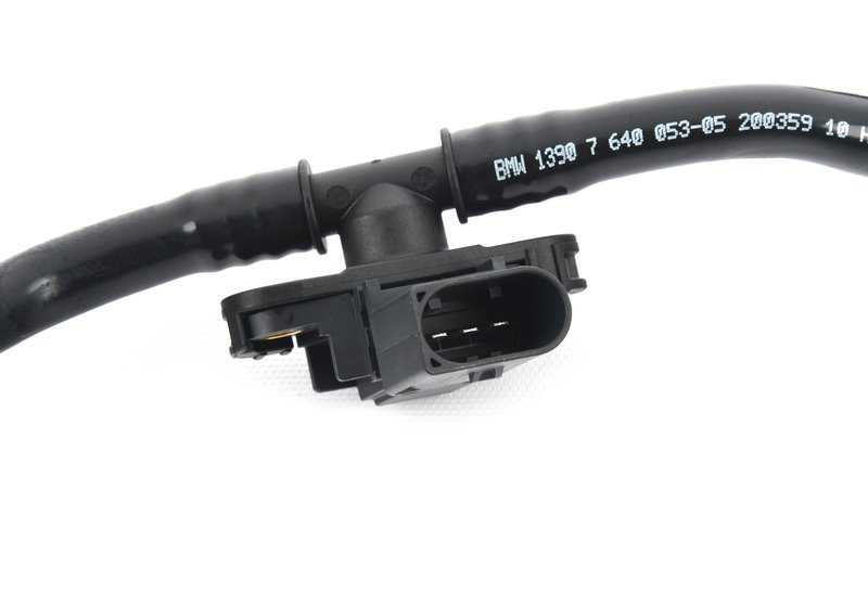 Tubo de ventilación del depósito con sensor de presión OEM 13907640053 para BMW F52, F45, F48, F49, F39, F54, F60. Original BMW.