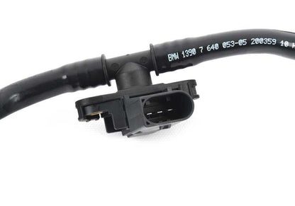 Tubo de ventilación del depósito con sensor de presión OEM 13907640053 para BMW F52, F45, F48, F49, F39, F54, F60. Original BMW.