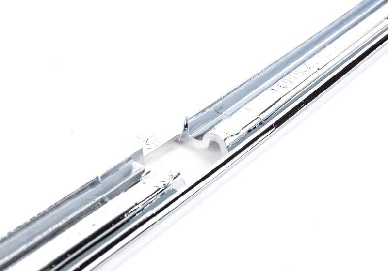 Embellecedor frontal OEM 51118226559 para BMW Serie 5 E39 (525i, 528i, 530i). Compatible con modelos fabricados entre 1996 y 2003. Original BMW.