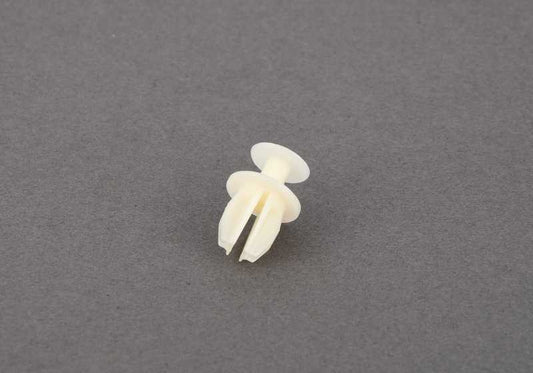 OEM plastic clip 61131382239 for BMW E90, E92, E93, E34, F07, F10, F11, F18, F06, F12, F13, E32, F01, F02, F04. Holds covered and cables. Original BMW.