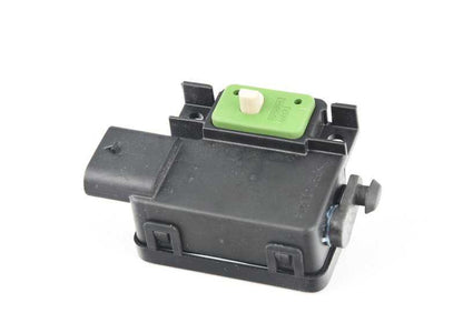 Motor de cierre de tapa de carga OEM 61136805424 para BMW i3 {I01} versiones 60Ah, 94Ah y 120Ah, con o sin Rex. Compatible con modelos de 2013 a 2022. Repuesto original BMW.