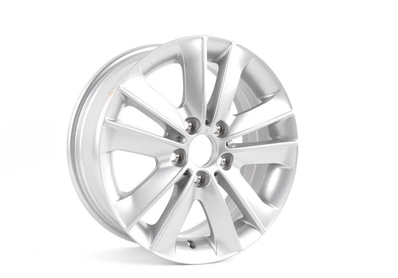 Llanta de aleación original BMW diseño V-Radio 141 plata 17" OEM 36116775621 para BMW E81, E82, E87, E88. Compatible con varios motores y versiones. Original BMW.