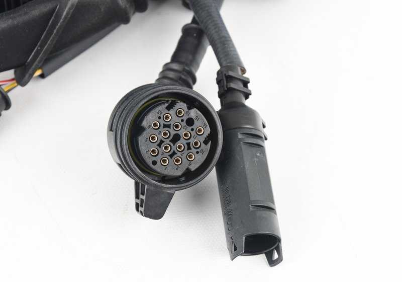 Cableado del motor y módulo de transmisión OEM 12517516998 para BMW E39. Arnés de cables original BMW, ideal para solucionar fallos eléctricos del motor o la transmisión. Compatibilidad exclusiva con BMW E39. Original BMW.