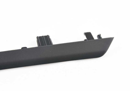 A porta frontal esquerda decorativa do OEM 51417279347 para BMW F30, F30N, F31, F31N, F35, F35N, F80, F80N. BMW original de cor preta.