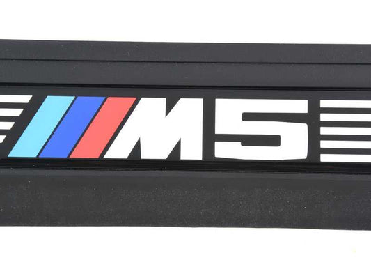 Embellecedor entrada puerta delantera izquierda OEM 51472466367 para BMW E39 M5. Compatible con modelos DE91, DE92 y DE93 (1998-2003). Color negro. Original BMW.