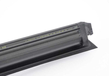 Burlete marco puerta delantera derecha OEM 51337393418 para BMW G01, G02, F97, F98. Original BMW.