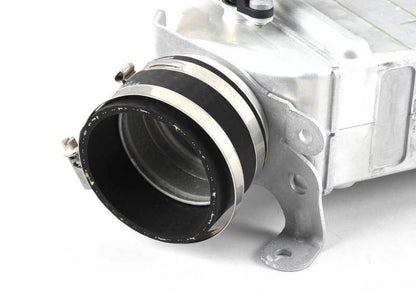 Intercooler OEM 17517589469 für BMW X5 E70 (MGY01, MGY02) und BMW X6 E71 (GZ01, GZ02 -Modelle). Kompatibel mit S63 -Motoren. Original BMW.