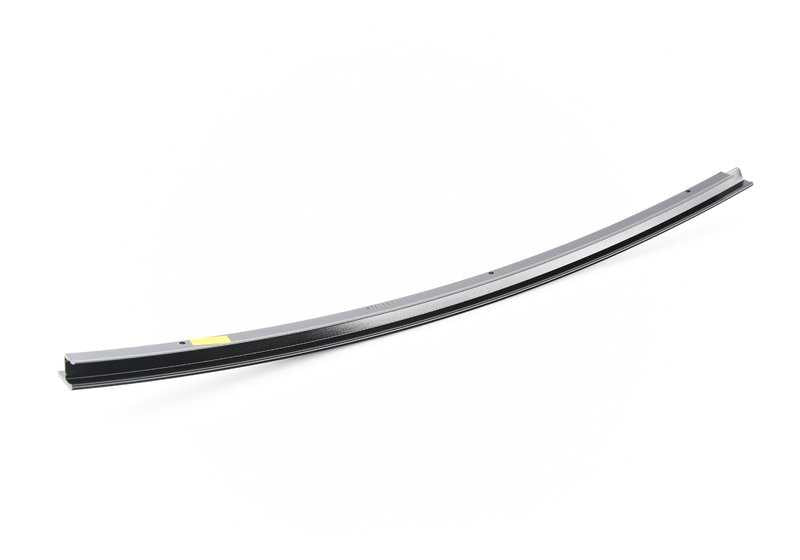 Embellecedor guía exterior ventanilla izquierda OEM 51357263385 para BMW F31, F31N. Acabado en negro brillo. Original BMW.