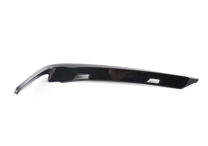 Embellecedor lateral derecho OEM 51118064980 para BMW G30 y G31. Original BMW.