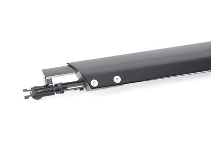 Moldura marco lateral izquierda OEM 51337263239 para BMW F31 (316d). Acabado en negro brillante. Original BMW.