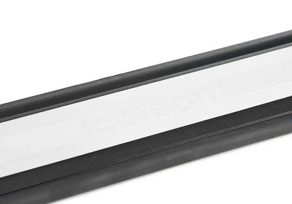 Embellecedor Umbral de Puerta Derecho Delantero OEM 51477255930 para BMW E90, E91. Original BMW.