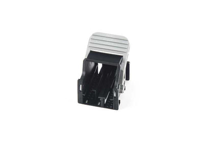 Tapa protectora conector OEM 63117386753 para BMW F30 316d, 316i, 318d (todos los modelos compatibles del 07/2015 al 10/2018). Recambio original BMW.