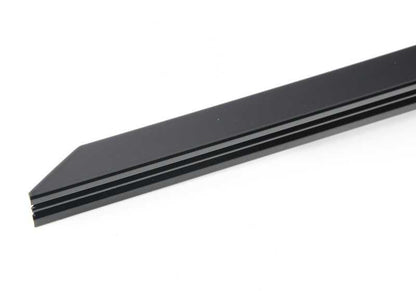 Verzierungsmittelfenstertür OEM 51337390114 für BMW F90, F90N, G30, G30N, G31, G31N, G38, G38N. Schwarzer Helligkeit. Original BMW.
