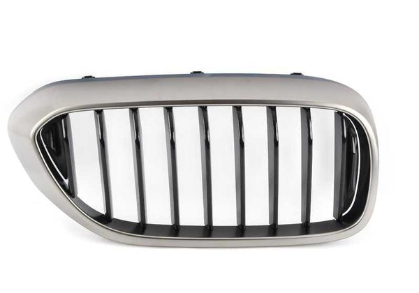Rejilla decorativa delantera derecha OEM 51138070470 para BMW G30 y G31 (M550d xDrive, M550i xDrive). Compatible con modelos fabricados entre 2017 y 2020. Pieza original BMW.
