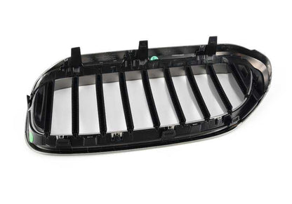 Rejilla decorativa delantera derecha OEM 51138070470 para BMW G30 y G31 (M550d xDrive, M550i xDrive). Compatible con modelos fabricados entre 2017 y 2020. Pieza original BMW.