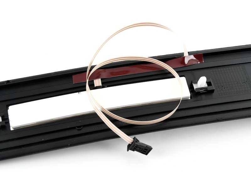 Involta l'ingresso posteriore destro OEM 51478050044 per BMW F10, F11. BMW originale.